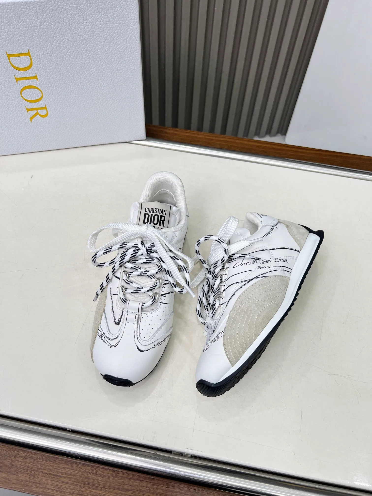 👟👟Ex-factory price 560👟👟 This D-Sketch sneaker is a new product of the 2025 spring and summer ready-to-wear series, highlighting the classic retro aesthetics. Crafted from gold-tone crinkled sheepskin and gold-toned laminated calfskin, it features a printed logo inspired by the shoe's production stages, as well as beige suede calfskin panels and double laces. Hand-written Christian Dior Paris signature on the side, Christian Dior Paris signature panels and plaques on the heel and tongue. Paired with two-tone slim rubber soles, they add a touch of couture to any casual look. Code number: 35~45 Color: black white gold silver